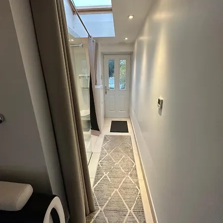 Ensuite Double Room With Own Entrance London - Ig8 - Free On Street Parking Woodford Exterior photo