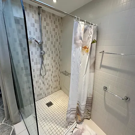 Ensuite Double Room With Own Entrance London - Ig8 - Free On Street Parking Woodford Exterior photo