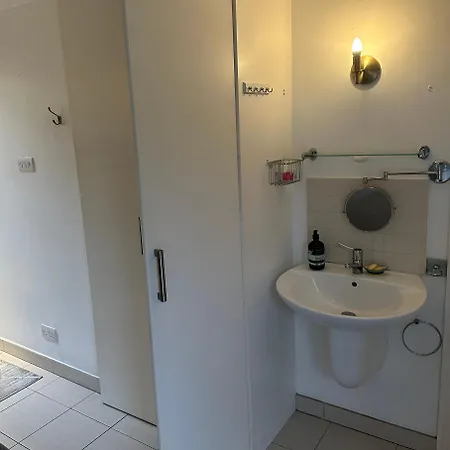 Ensuite Double Room With Own Entrance London - Ig8 - Free On Street Parking Woodford Exterior photo