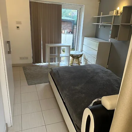 Ensuite Double Room With Own Entrance London - Ig8 - Free On Street Parking Woodford Exterior photo