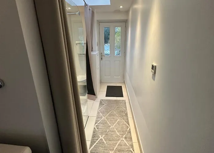Ensuite Double Room With Own Entrance London - Ig8 - Free On Street Parking