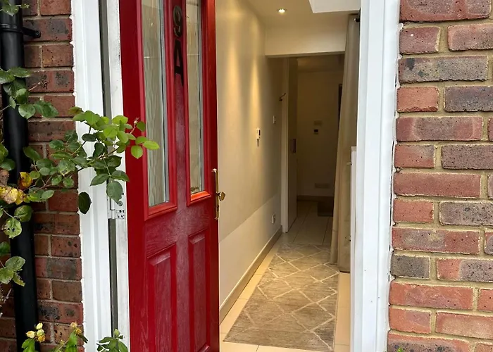 Ensuite Double Room With Own Entrance London - Ig8 - Free On Street Parking