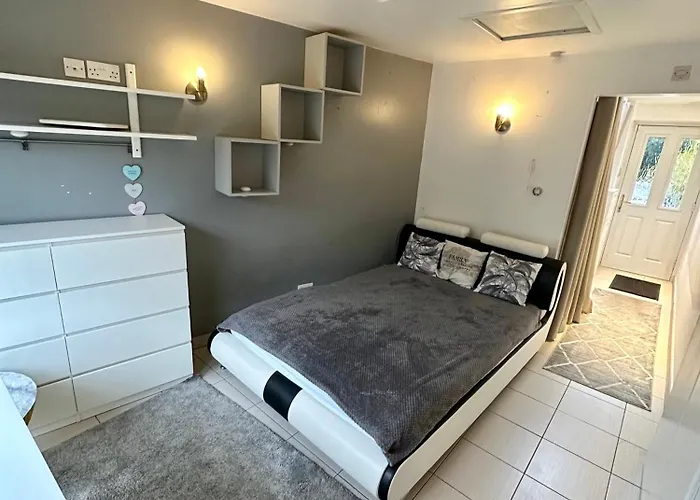 Ensuite Double Room With Own Entrance London - Ig8 - Free On Street Parking