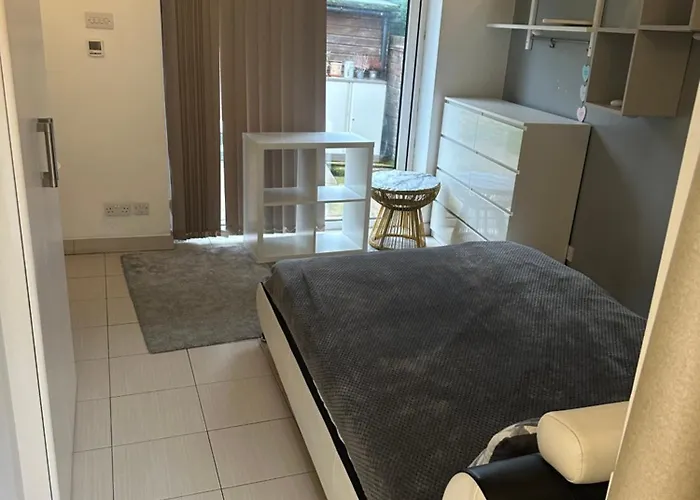 Ensuite Double Room With Own Entrance London - Ig8 - Free On Street Parking