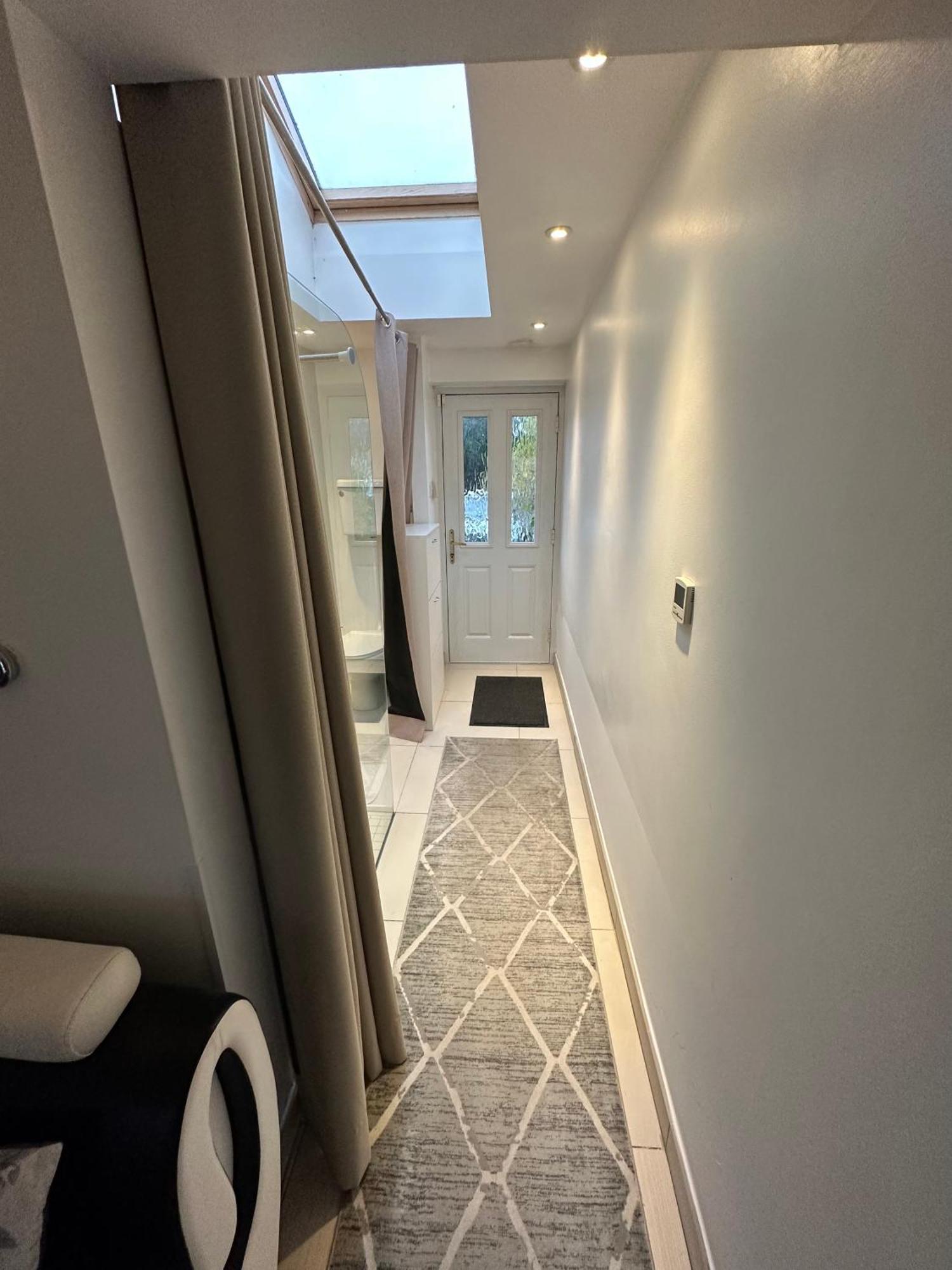 Ensuite Double With Own Entrance London - Ig8 - Free On Street Parking Apartment *