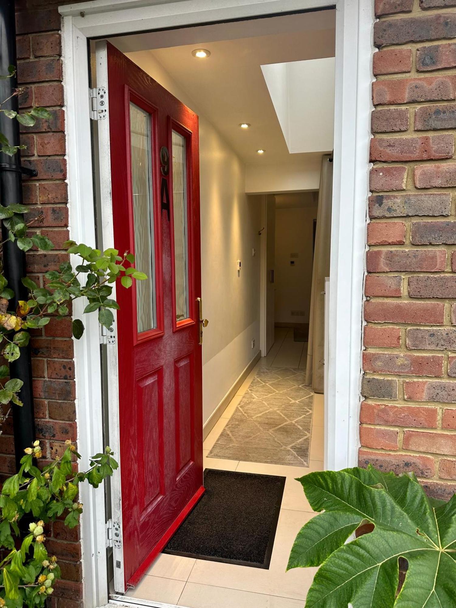 Ensuite Double With Own Entrance London - Ig8 - Free On Street Parking