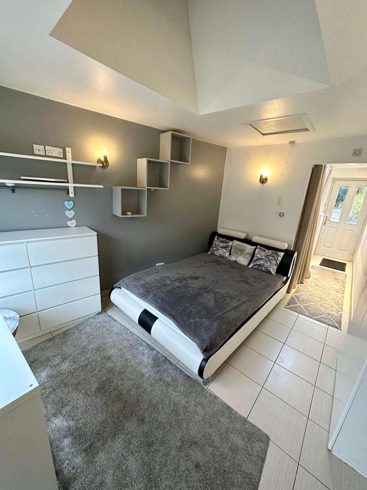 Ensuite Double With Own Entrance London - Ig8 - Free On Street Parking Apartment