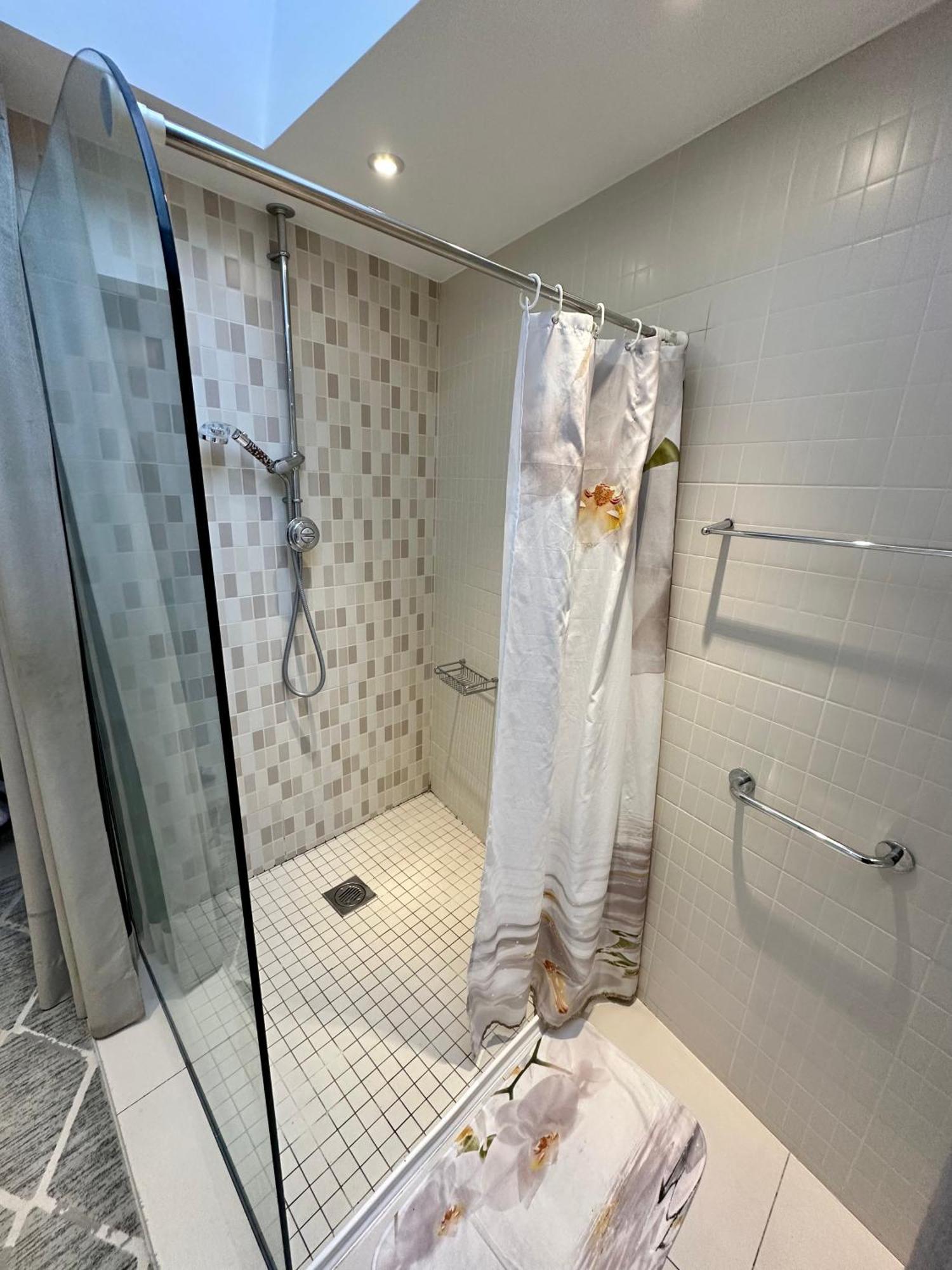 Ensuite Double With Own Entrance London - Ig8 - Free On Street Parking * Woodford