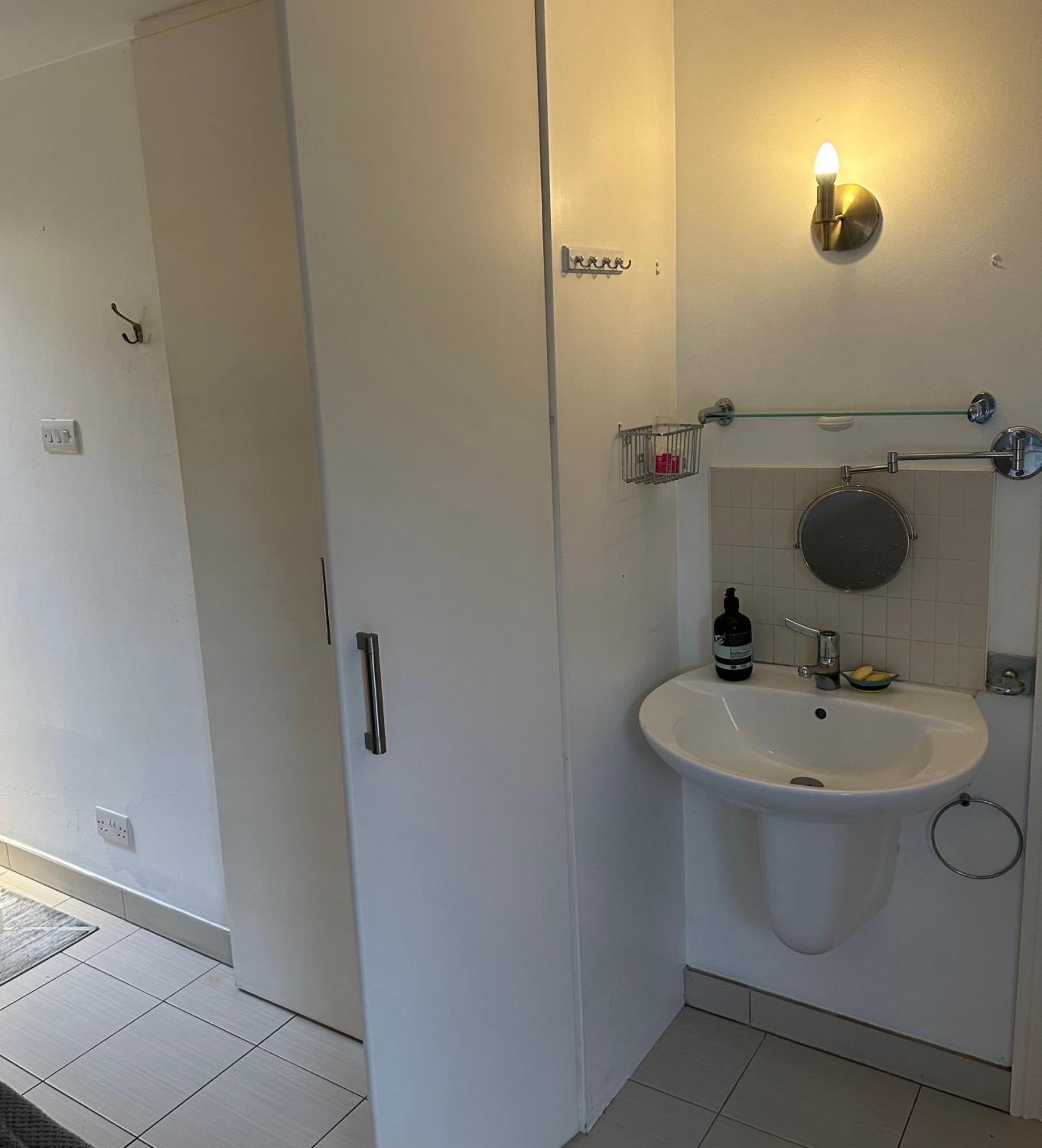 Ensuite Double With Own Entrance London - Ig8 - Free On Street Parking