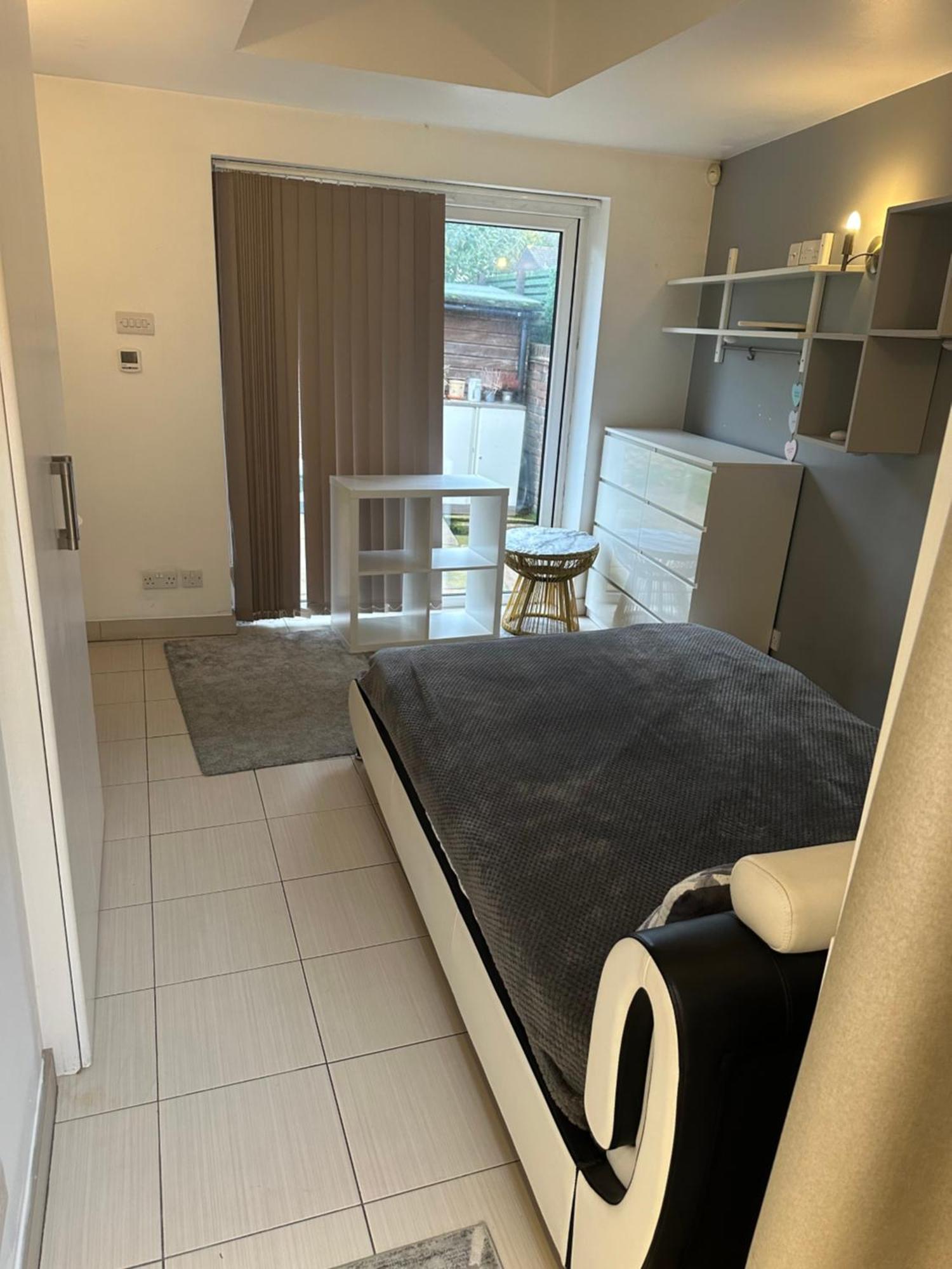 Ensuite Double With Own Entrance London - Ig8 - Free On Street Parking