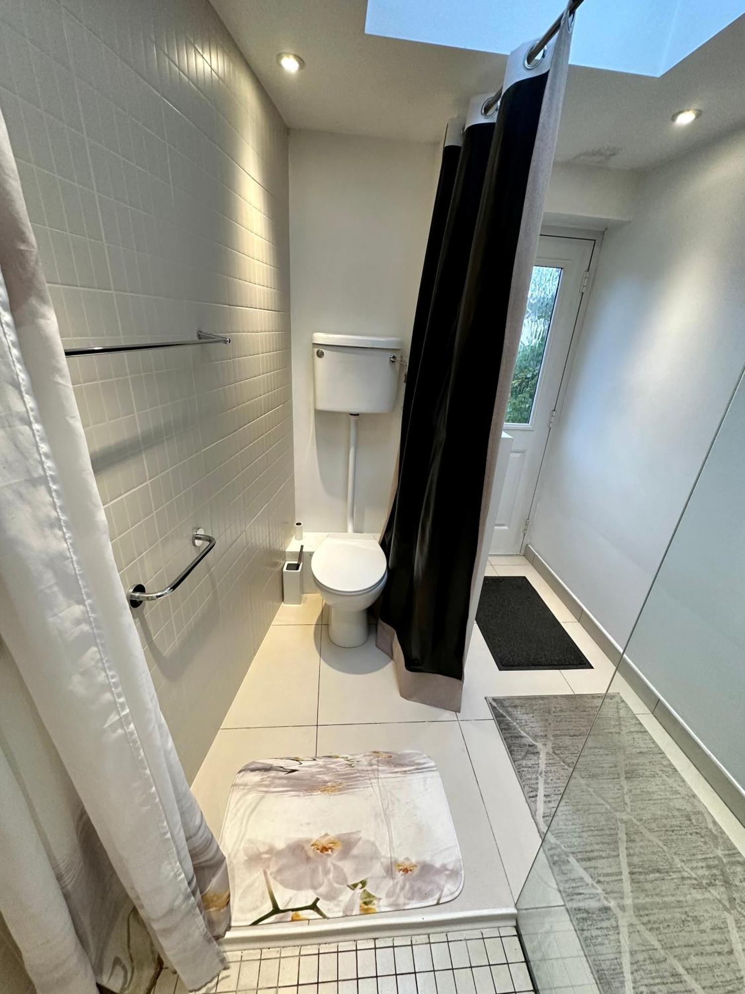 Apartment Ensuite Double With Own Entrance London - Ig8 - Free On Street Parking